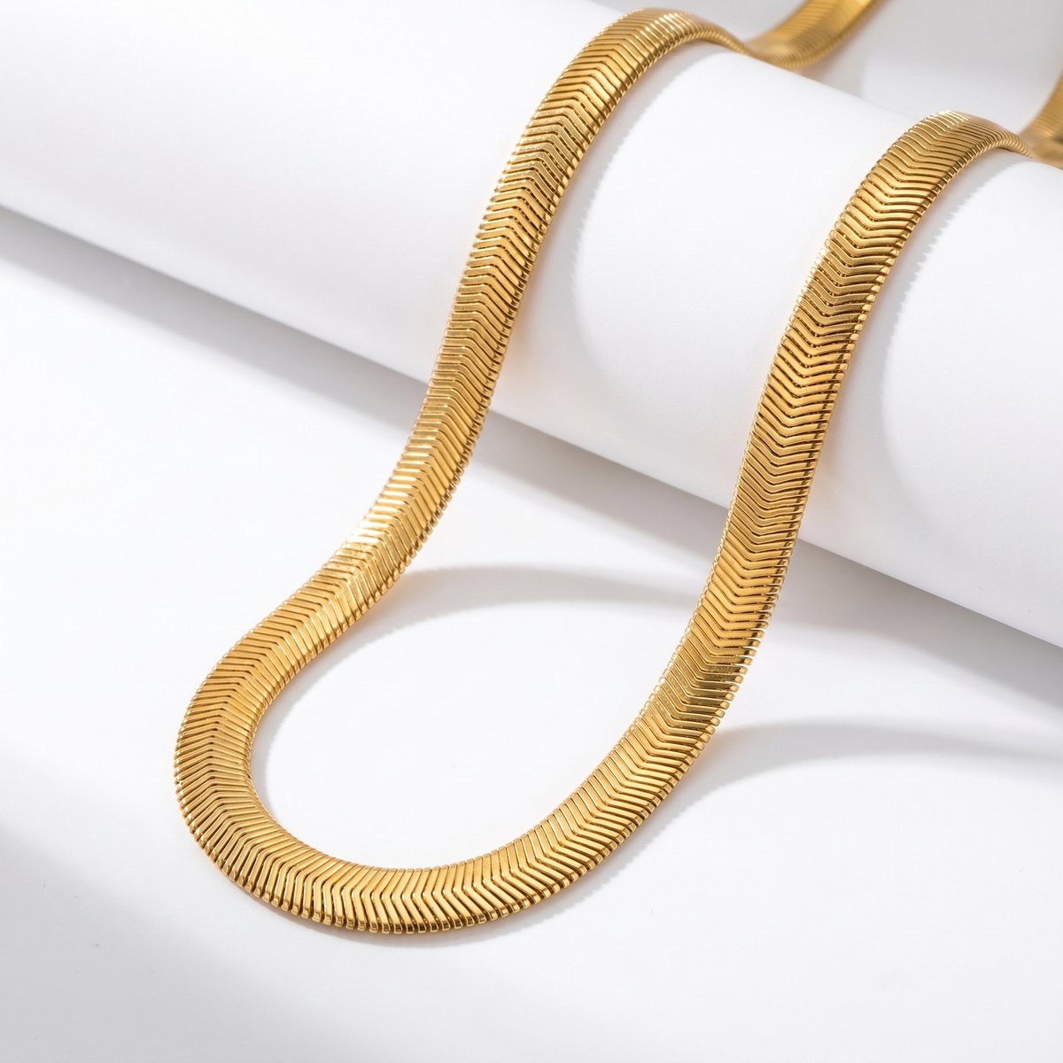 Lundholm Evelyn snake chain ketting — detail premium stainless steel goud
