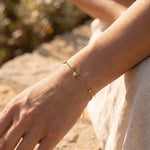 Lundholm Mia hartjes armband goudkleurig, close-up