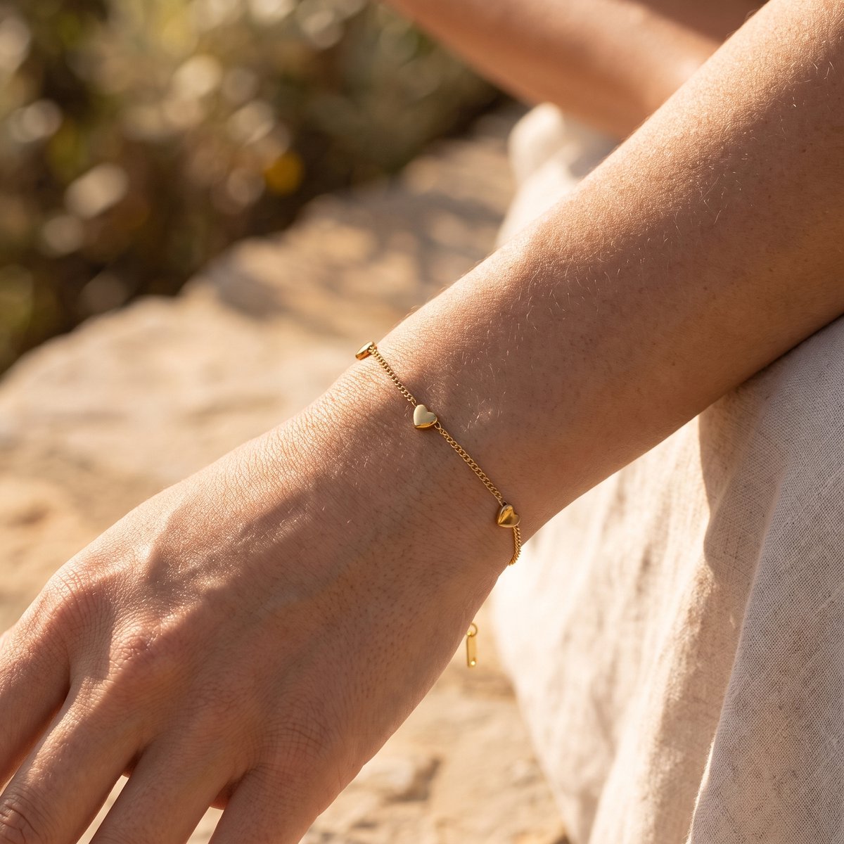 Lundholm Mia hartjes armband goudkleurig, close-up