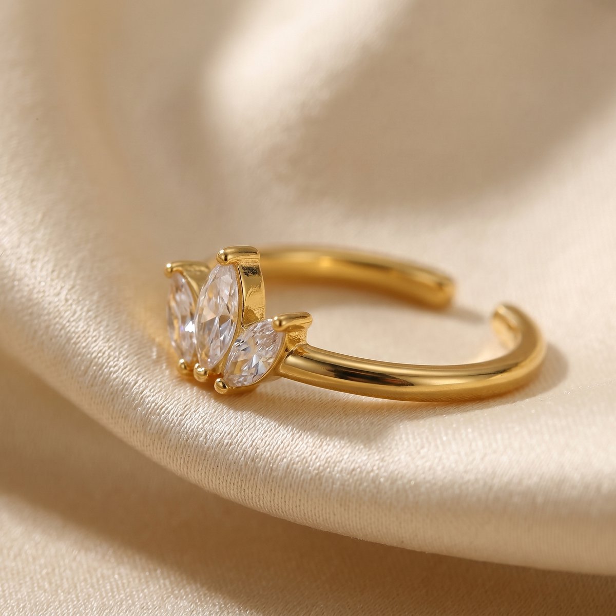 Lundholm Rumi – Verstelbare Lotus Ring met Zirkonia – Goudkleurig
