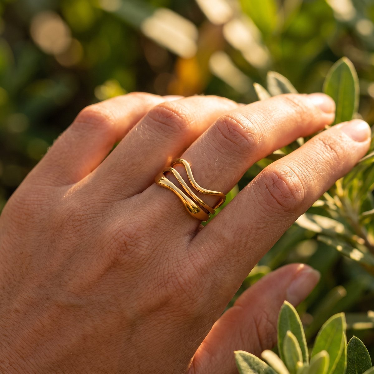 Lundholm Phoenix ring goud gedragen - stainless steel PVD gold plated