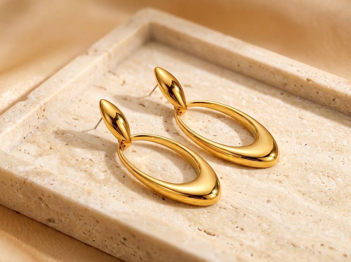 Lundholm Kaia – Lange Ovale Statement Oorhangers Dames – Goud