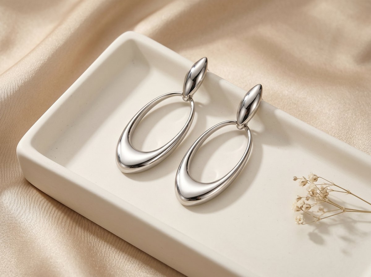 Lundholm Kaia – Lange Ovale Statement Oorhangers Dames – Zilver
