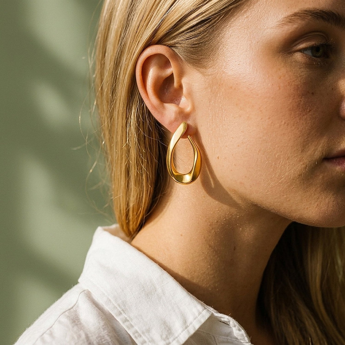 Model draagt de Lundholm Iris oorbellen goudkleurig