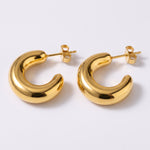 Lundholm Sol chunky hoop oorknopjes dames goudkleurig close-up productfoto lichte achtergrond - premium stainless steel PVD gold plated, waterproof en hypoallergeen, Scandinavisch design