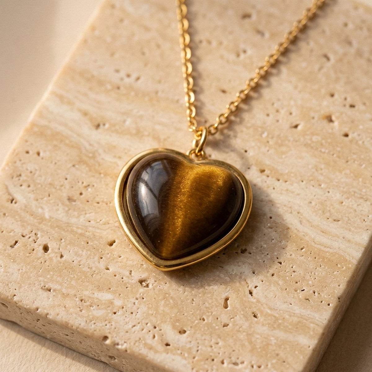 Lundholm Beatrice ketting met hanger hart tijgeroog, goudkleurig, detail