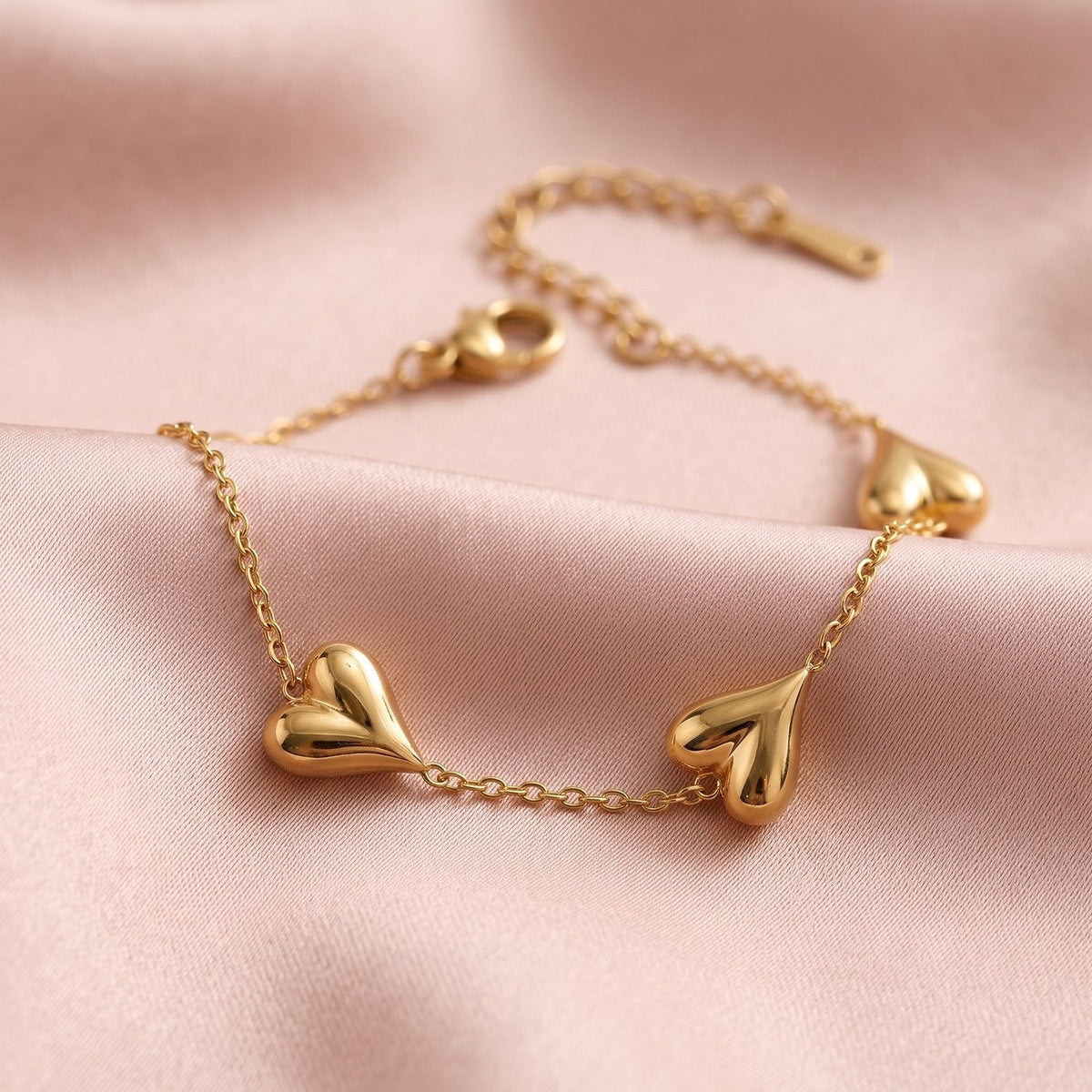 Lundholm Elora hartjes armband goudkleurig, detail