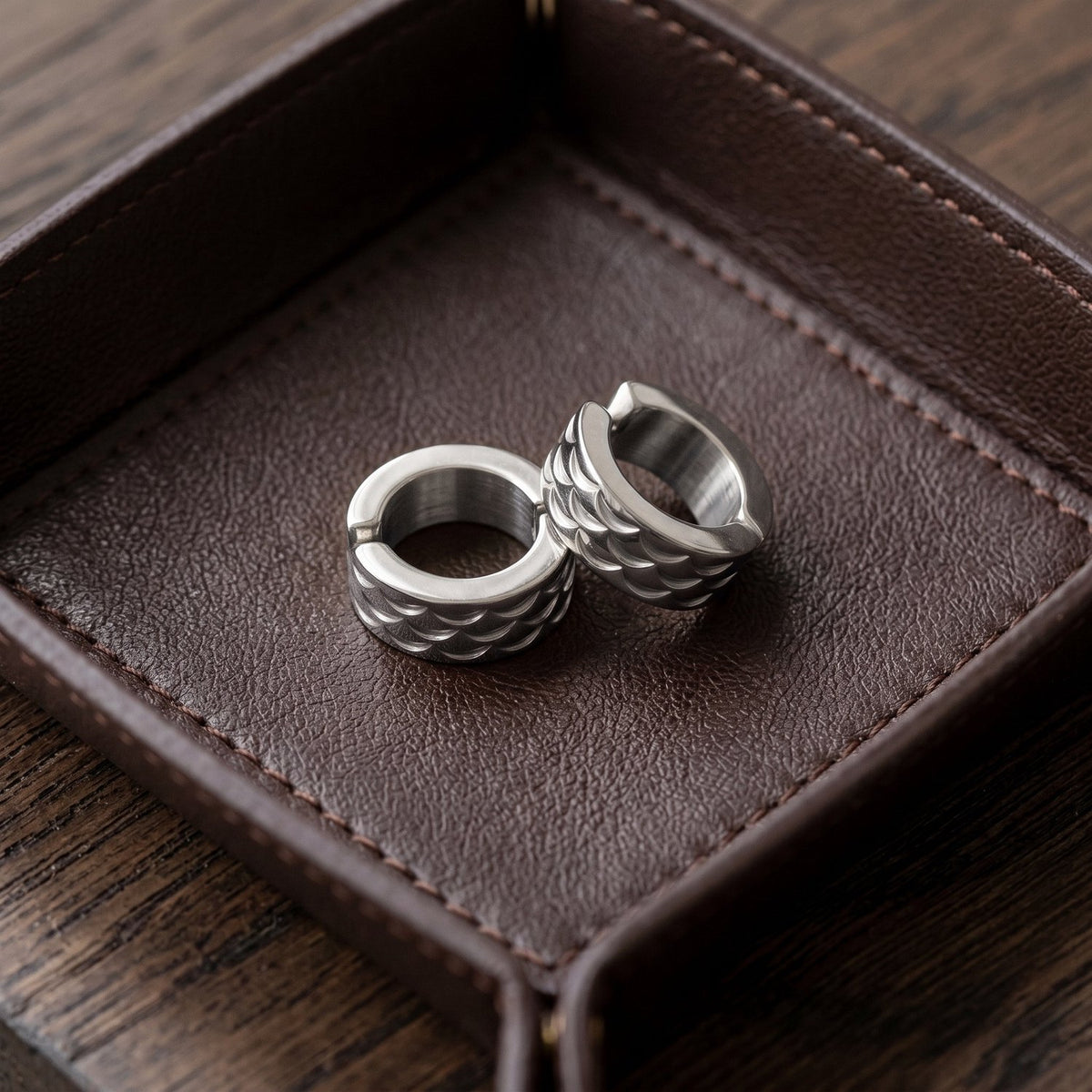 Lundholm Oscar heren earcuff oorbellen, zilverkleurig, detail