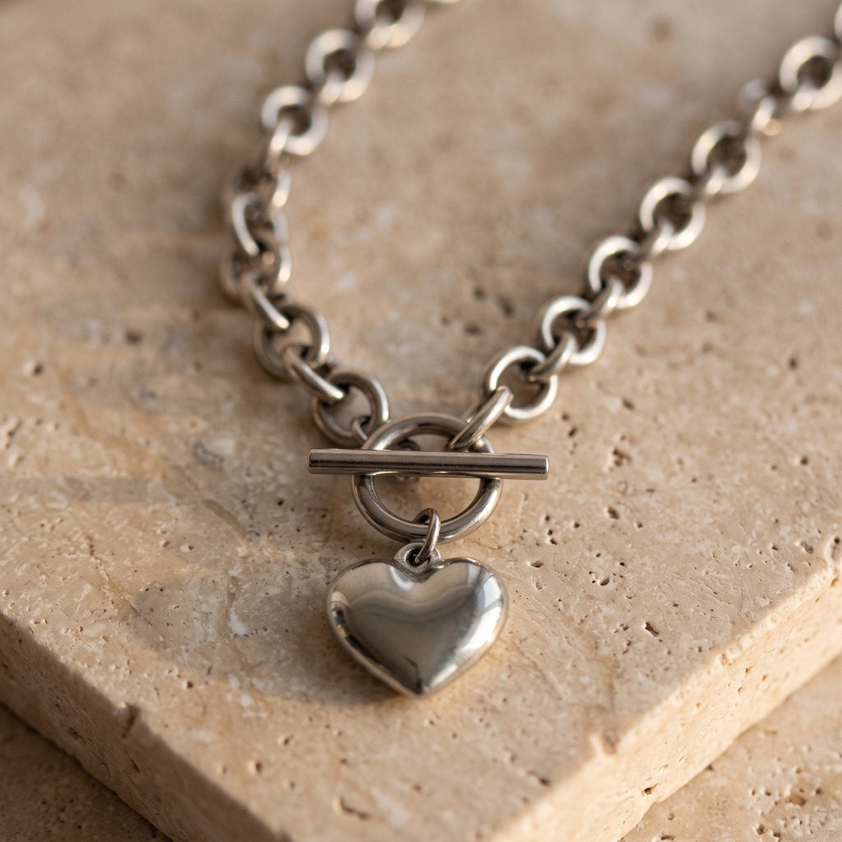 Lundholm Nanna hartjes ketting met toggle sluiting zilverkleurig, stainless steel – foto 2