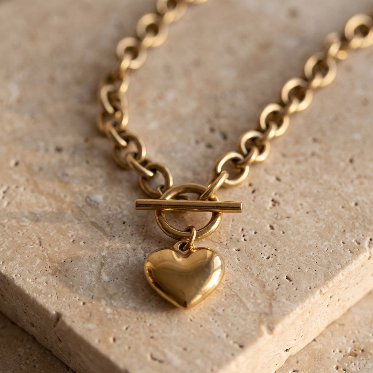 Nanna Ketting Stainless Steel Hartjes Ketting met Toggle Sluiting Goudkleurig foto 2