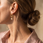 Lundholm Maria oorstekers met parel-look goudkleurig, close-up