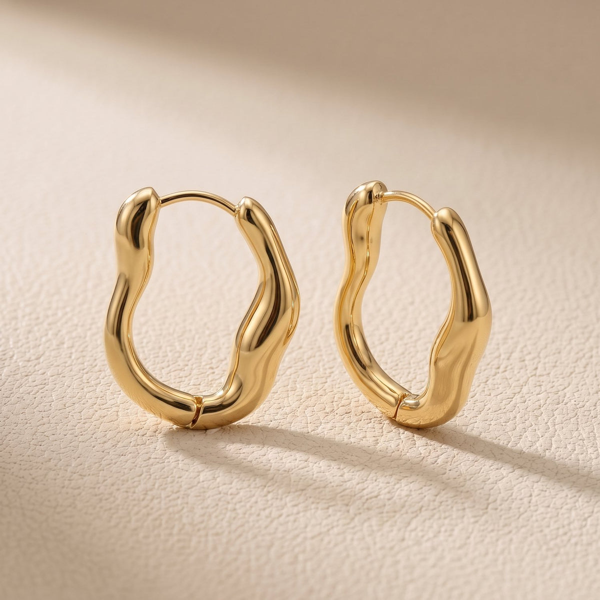 Iselin Oorbellen Stainless Steel Chunky Golvende Oorringen 2,5 cm Goudkleurig foto 5