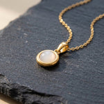Lundholm Una ketting met witte natuursteen, goudkleurig, detail