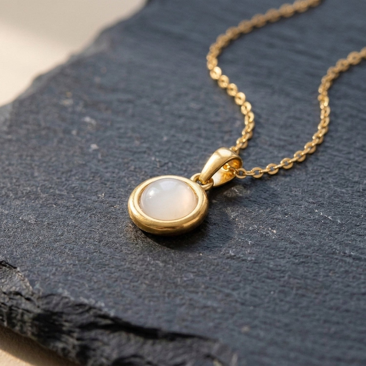 Lundholm Una ketting met witte natuursteen, goudkleurig, detail