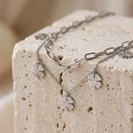 Lundholm Georgia layered klavertjevier ketting zilverkleurig, close-up