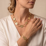 Lundholm Victoria ketting en armband goud gedragen