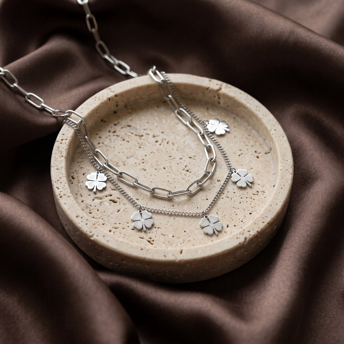 Lundholm Georgia layered klavertjevier ketting zilverkleurig, sfeerbeeld