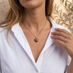 Lundholm Beatrice ketting met hanger hart tijgeroog, goudkleurig, gedragen