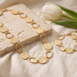 Lundholm Victoria gehamerde munten detail goud