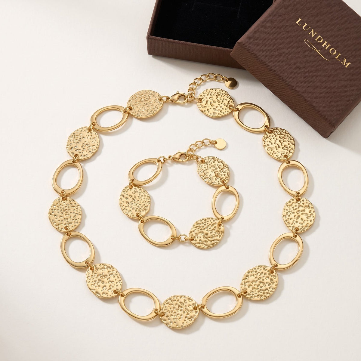 Lundholm Victoria sieradenset goud ketting en armband met gehamerde munten