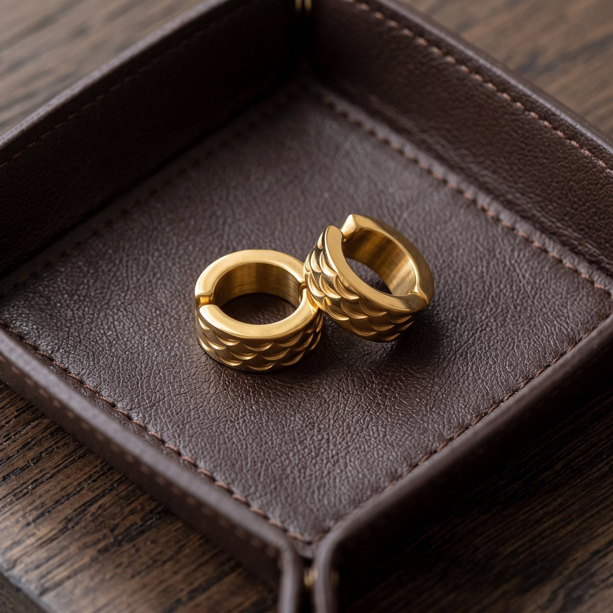 Lundholm Oscar heren earcuff oorbellen, goudkleurig, detail