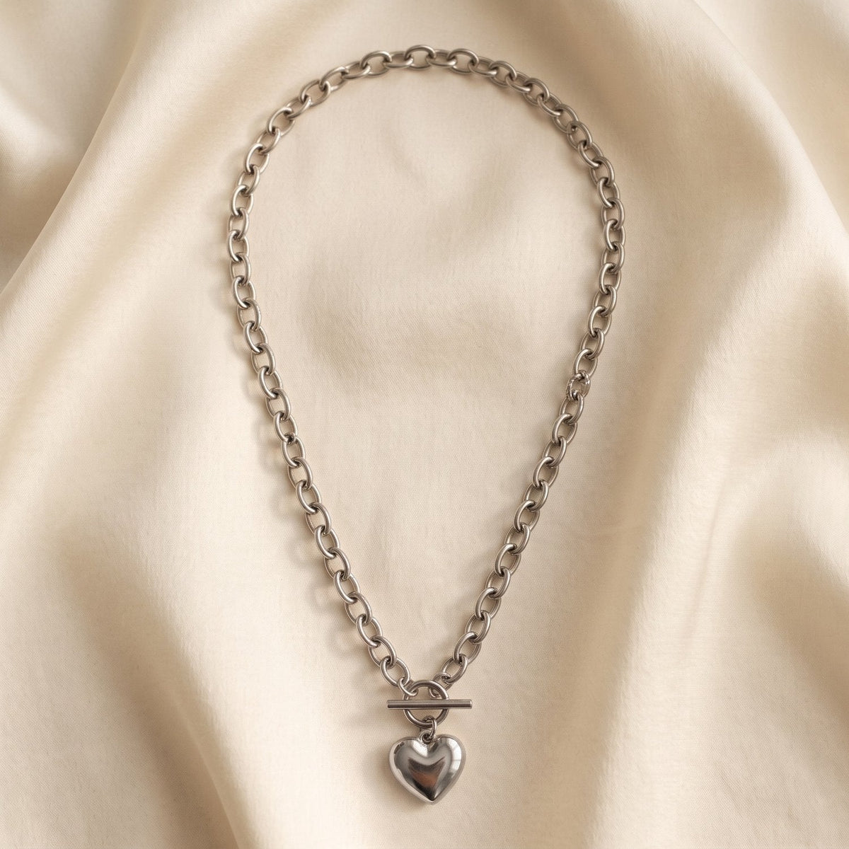 Lundholm Nanna hartjes ketting met toggle sluiting zilverkleurig, stainless steel – foto 3