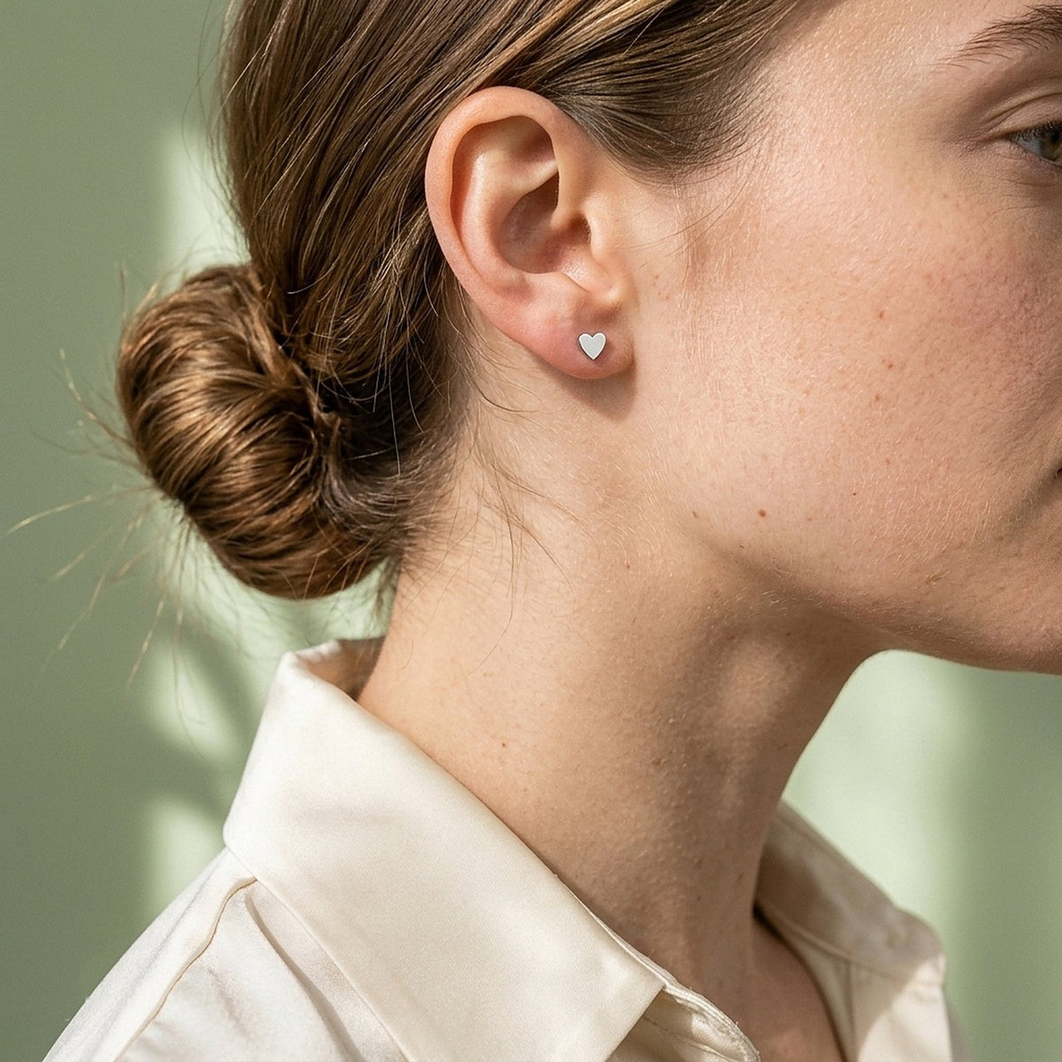 Model draagt de Lundholm Lykke oorknopjes zilverkleurig
