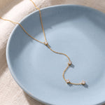 Lundholm Naomi Y-ketting met zirkonia goudkleurig, close-up