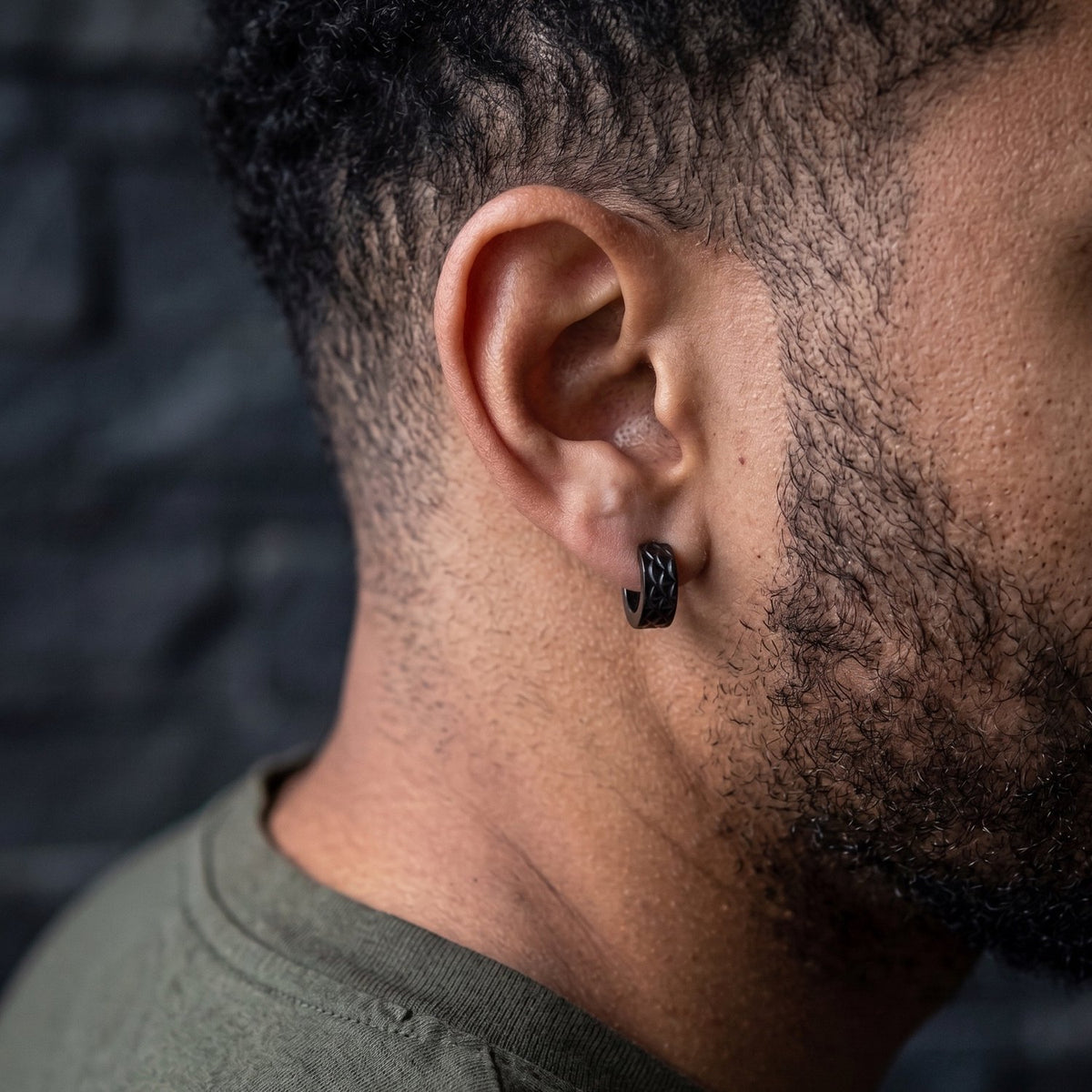 Lundholm Oscar heren earcuff oorbellen, zwart, gedragen