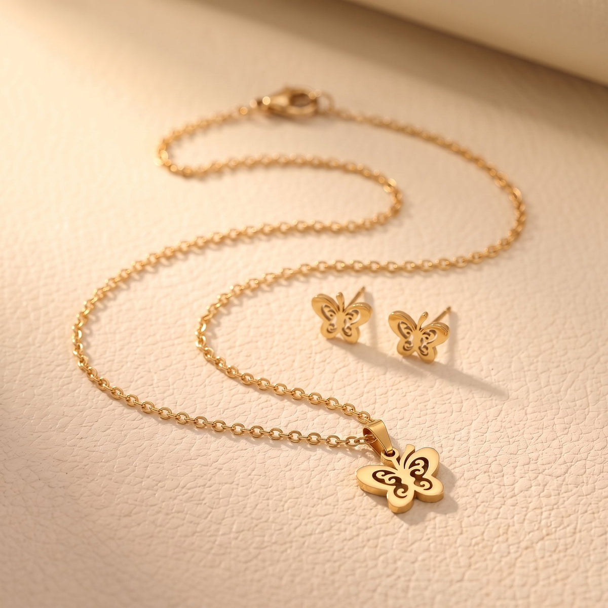 Lundholm Edda vlinder ketting en oorknopjes goud detail