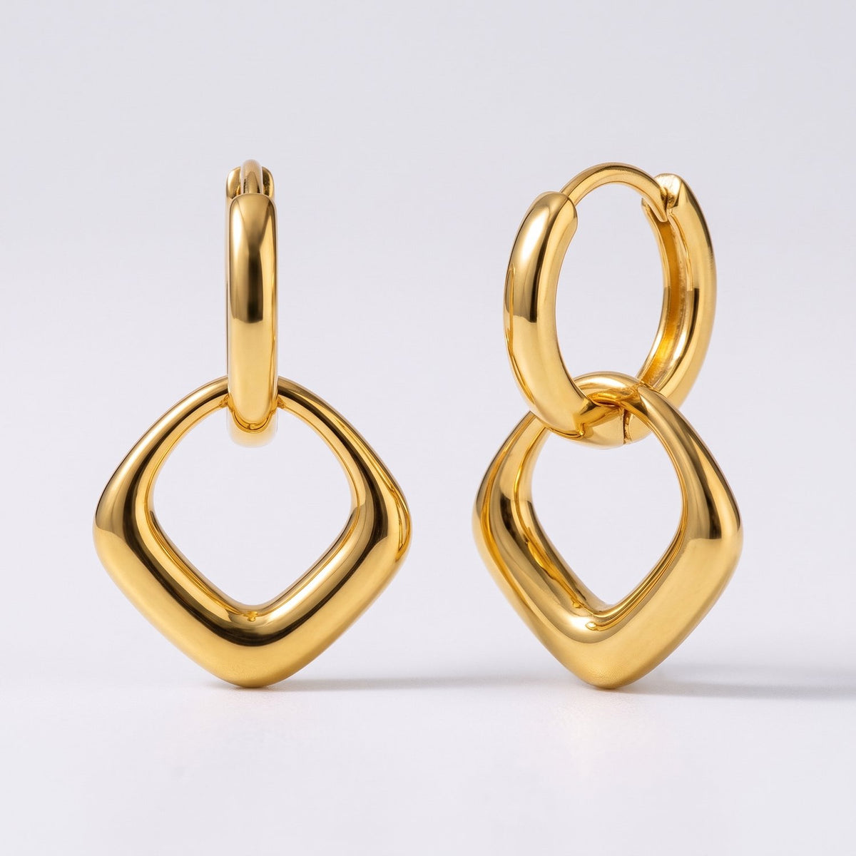 Lundholm Julia oorbellen met vierkante hanger goudkleurig