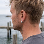 Lundholm Oscar heren earcuff oorbellen, zilverkleurig, gedragen