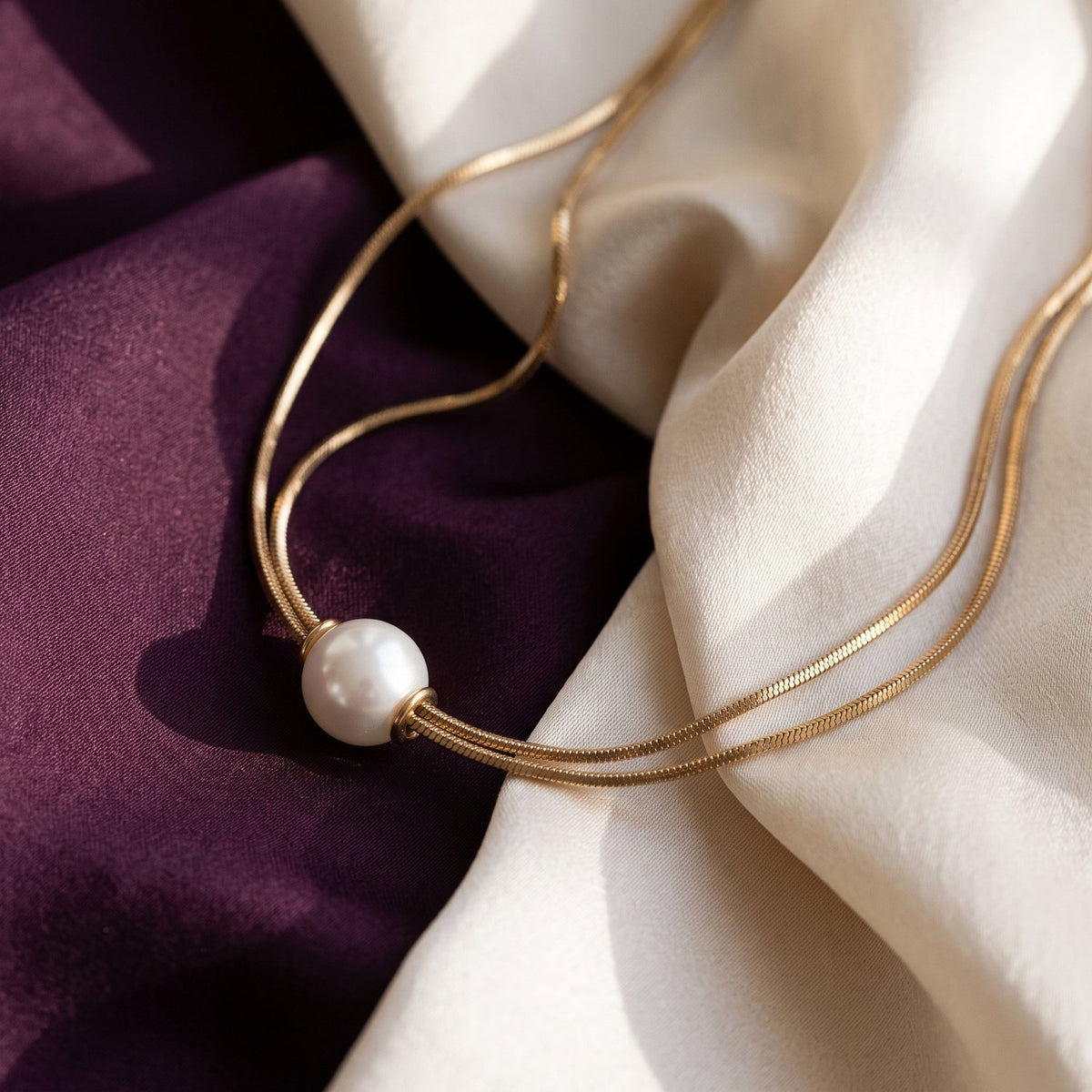 Lundholm Margaux parelketting met dubbele slangenketting, goudkleurig, detail