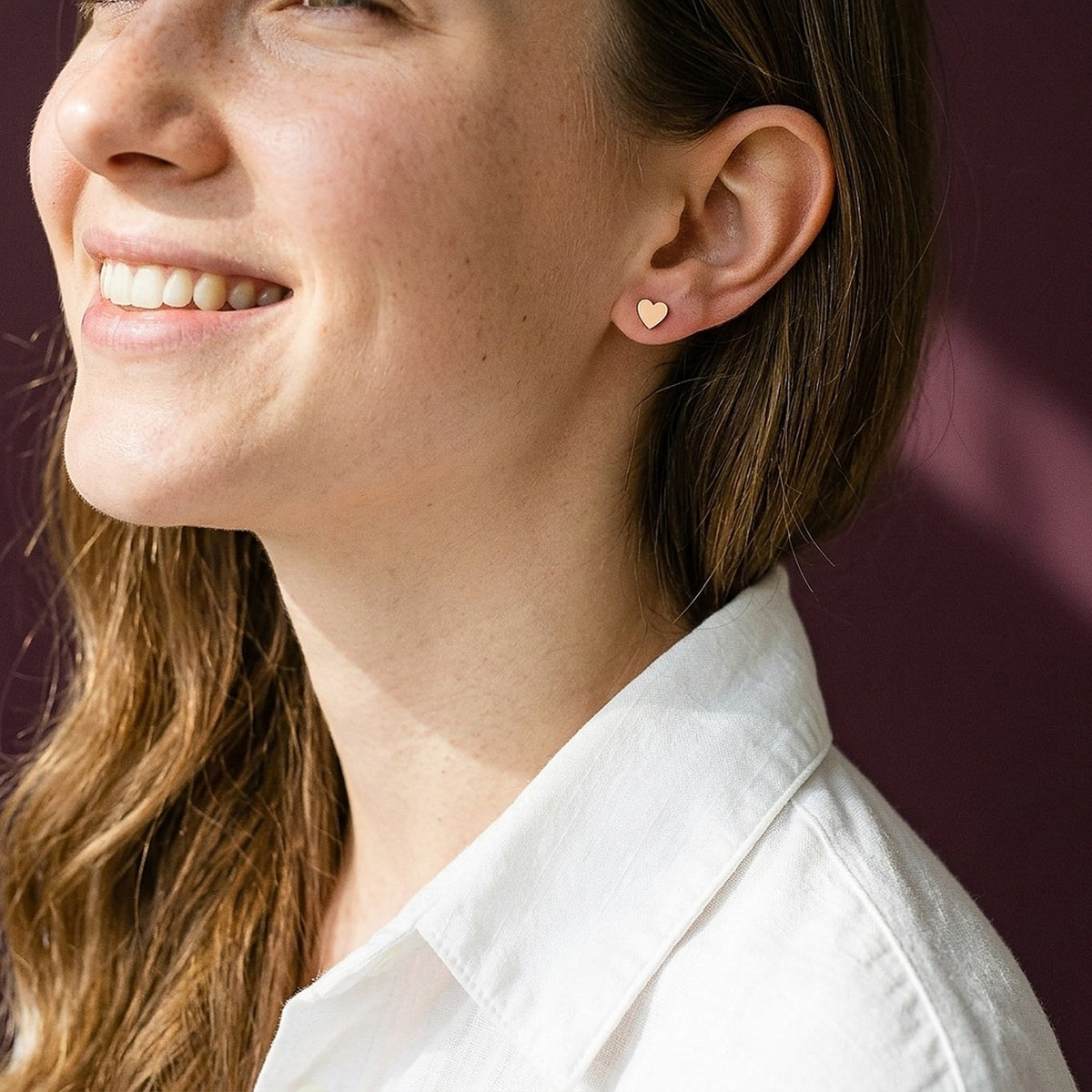 Model draagt de Lundholm Lykke oorknopjes roségoud