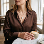 Lundholm Beatrice ketting met hanger ovaal parelmoer, goudkleurig, gedragen