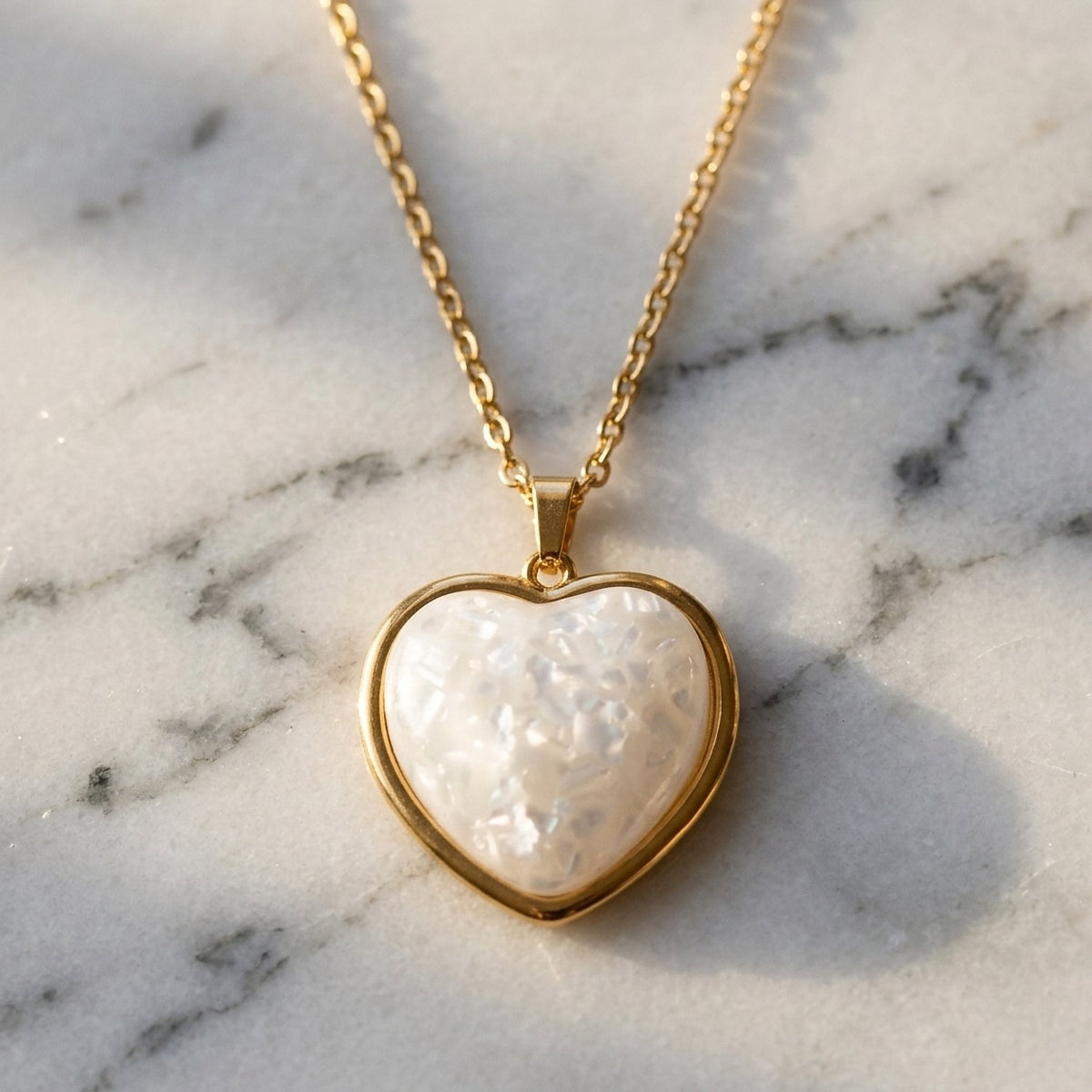 Lundholm Beatrice ketting met hanger hart parelmoer, goudkleurig