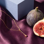 Lundholm Ellinor Y ketting met druppel hanger, goudkleurig, sfeerbeeld