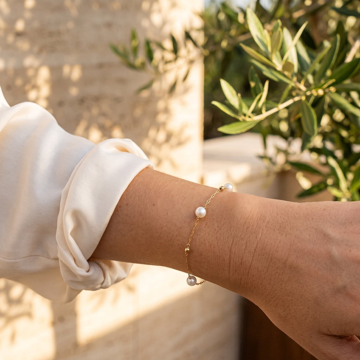 Vivienne Armband Stainless Steel Fijne Parelarmband met Witte Parels Goudkleurig foto 2