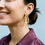 Lachend model met de Lundholm Iris oorbellen goudkleurig