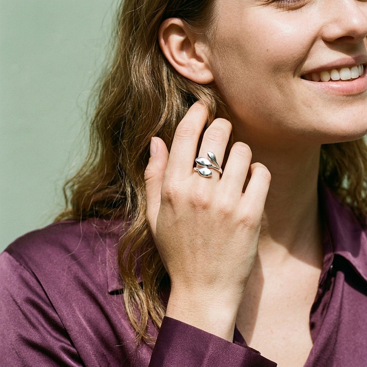 Model draagt de Lundholm Vilma verstelbare ring zilverkleurig