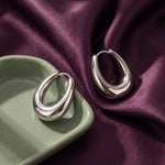 Lundholm Lea oorringen zilverkleurig, close-up