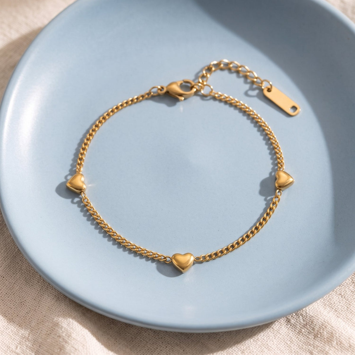 Lundholm Mia hartjes armband goudkleurig, detail