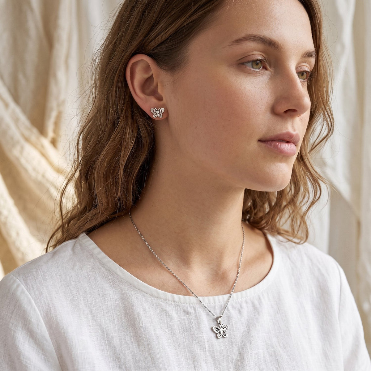 Lundholm Edda vlinder ketting zilver gedragen