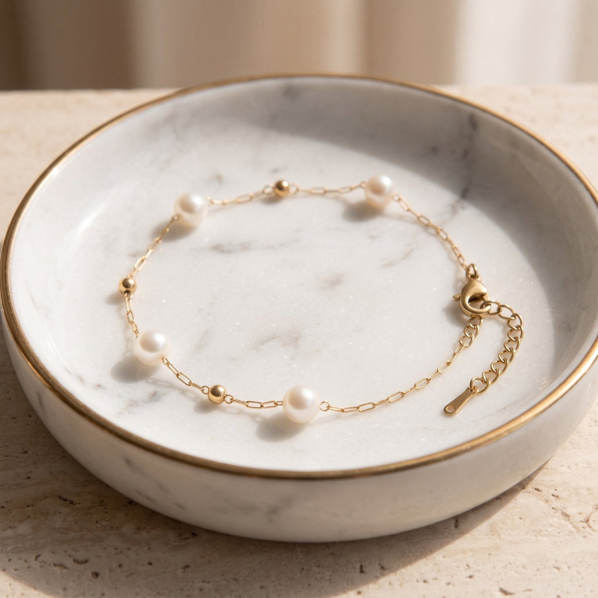 Vivienne Armband Stainless Steel Fijne Parelarmband met Witte Parels Goudkleurig foto 3