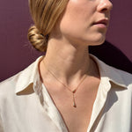 Lundholm Ellinor Y ketting goudkleurig, close-up