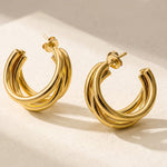 Lundholm Thea bold hoops oorbellen goudkleurig met drie bogen