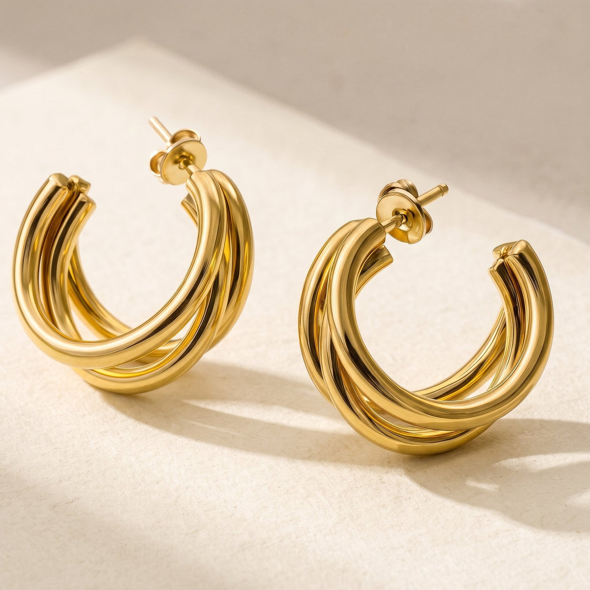 Lundholm Thea bold hoops oorbellen goudkleurig met drie bogen