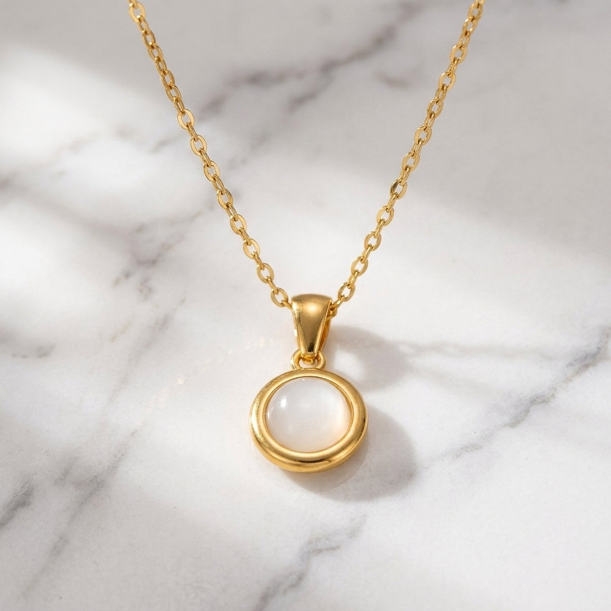 Lundholm Una ketting met witte natuursteen, goudkleurig