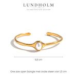 Lundholm Jol open bangle armband met witte parel, goudkleurig, maatindicatie