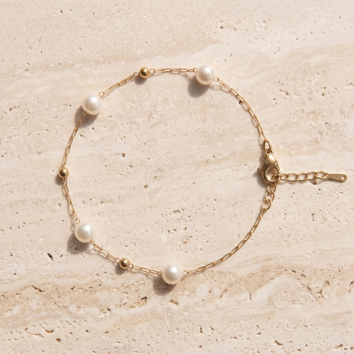 Vivienne Armband Stainless Steel Fijne Parelarmband met Witte Parels Goudkleurig foto 1